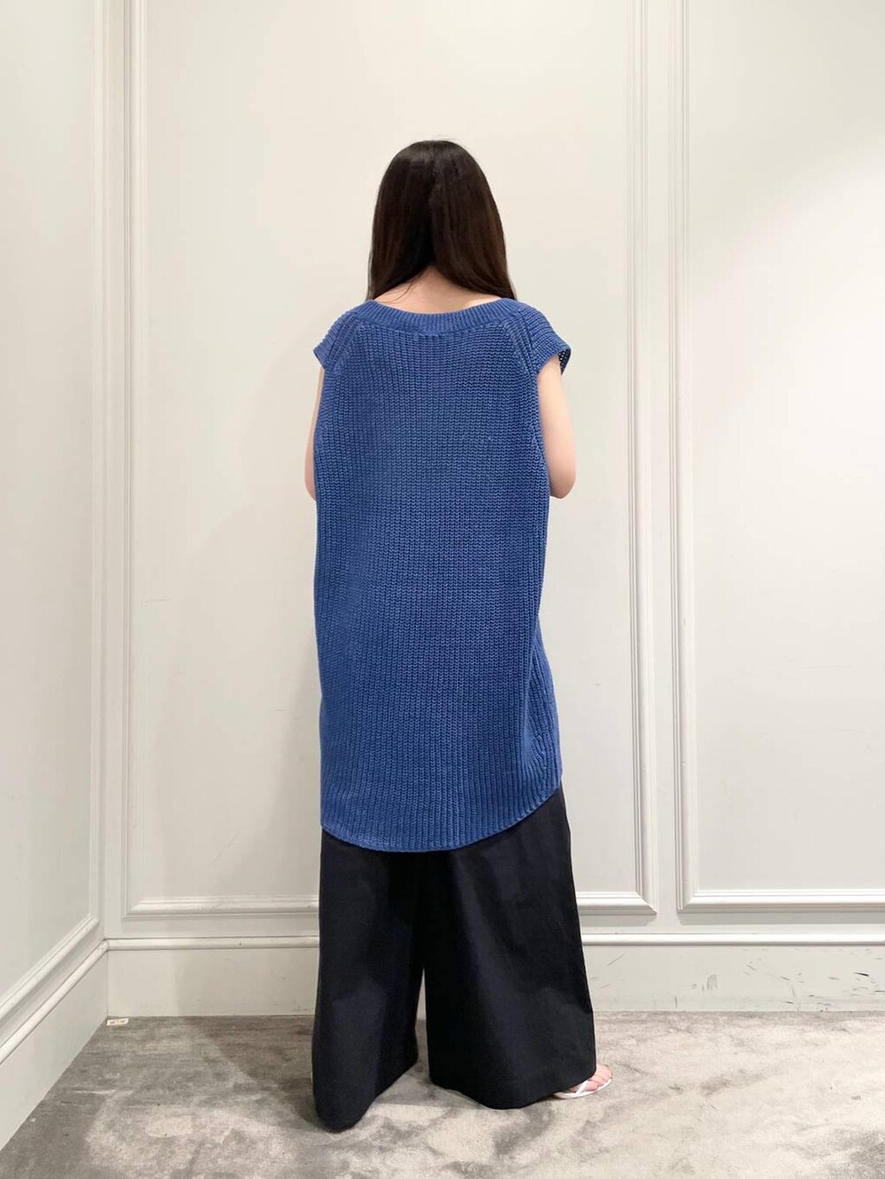 ホワイト系のキャミソール、ブルー系のニット/セーター、ブルー系のその他パンツを着用したレディースの夏コーディネートの6枚目の写真