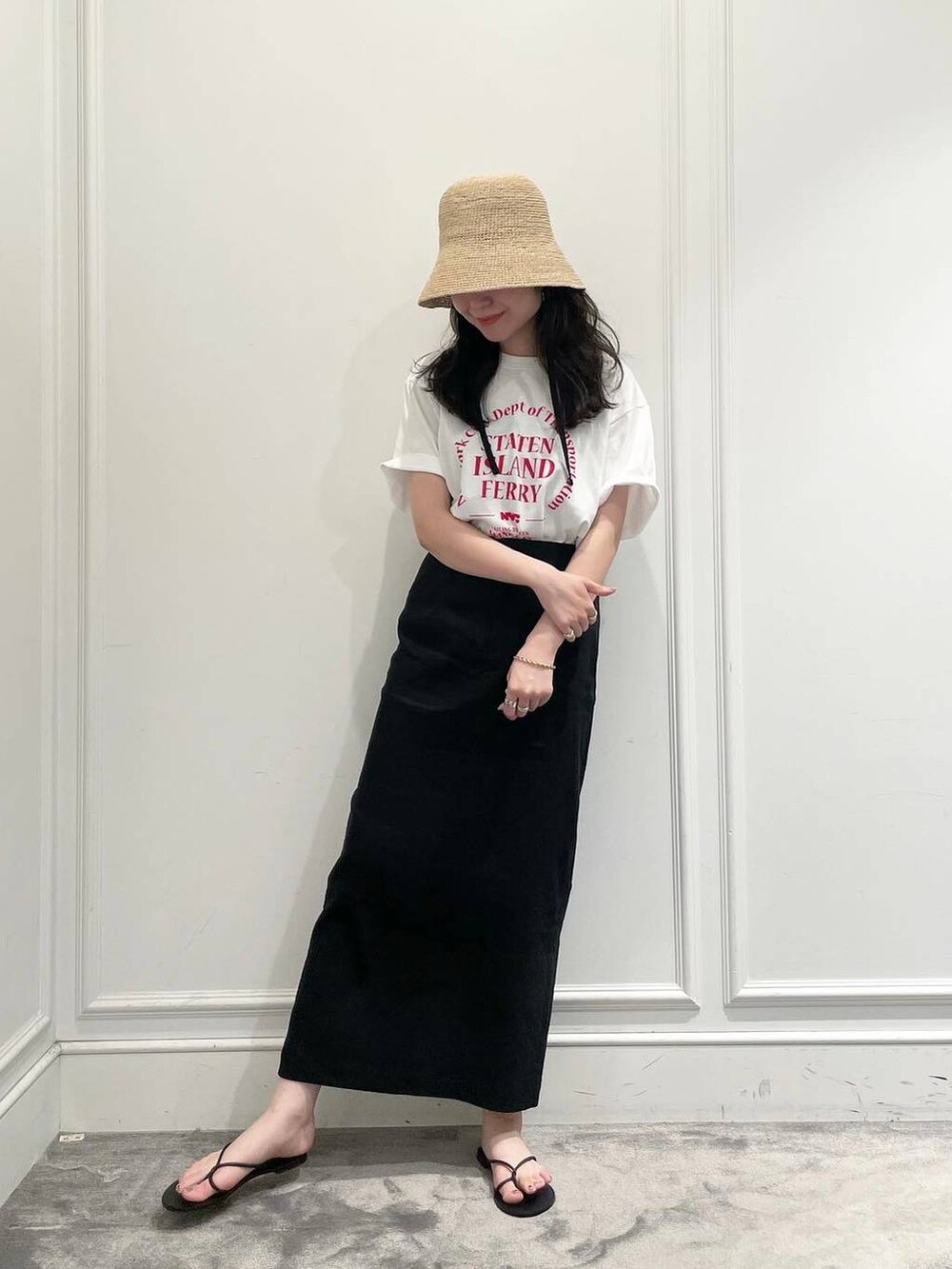 ホワイト系のTシャツ/カットソー、グレー系のスカート、ブラック系のキャミソールを着用したレディースの夏コーディネートの3枚目の写真