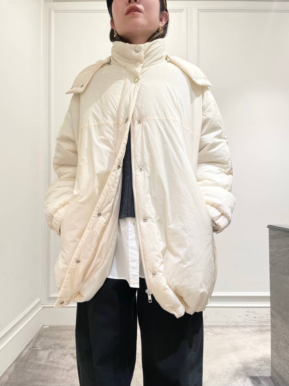 ホワイト系のブルゾン、ホワイト系のシャツ/ブラウス、ブルー系のその他パンツを着用したレディースの冬コーディネートの7枚目の写真