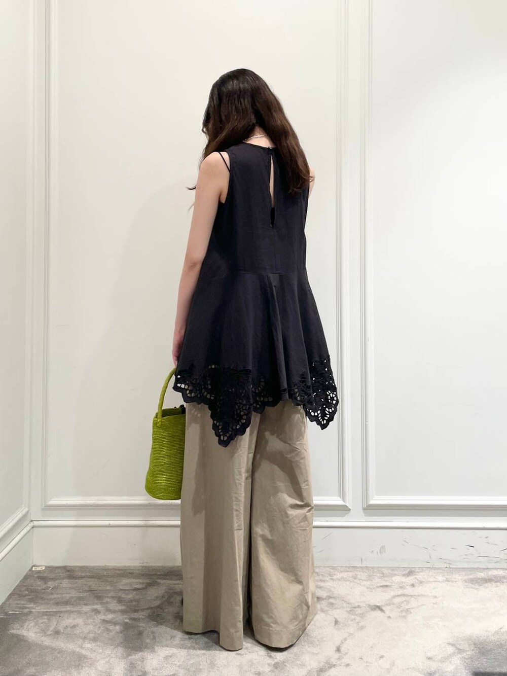 ブラック系のシャツ/ブラウス、ブラック系のキャミソール、ブラック系のサンダルを着用したレディースの夏コーディネートの4枚目の写真