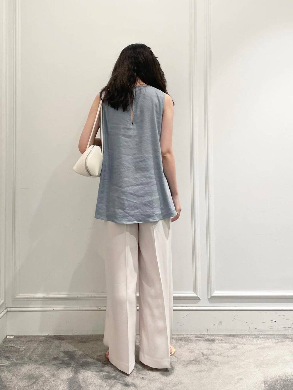 ホワイト系のその他パンツ、シルバー系のサンダル、グリーン系のシャツ/ブラウスを着用したレディースの夏コーディネートの5枚目の写真