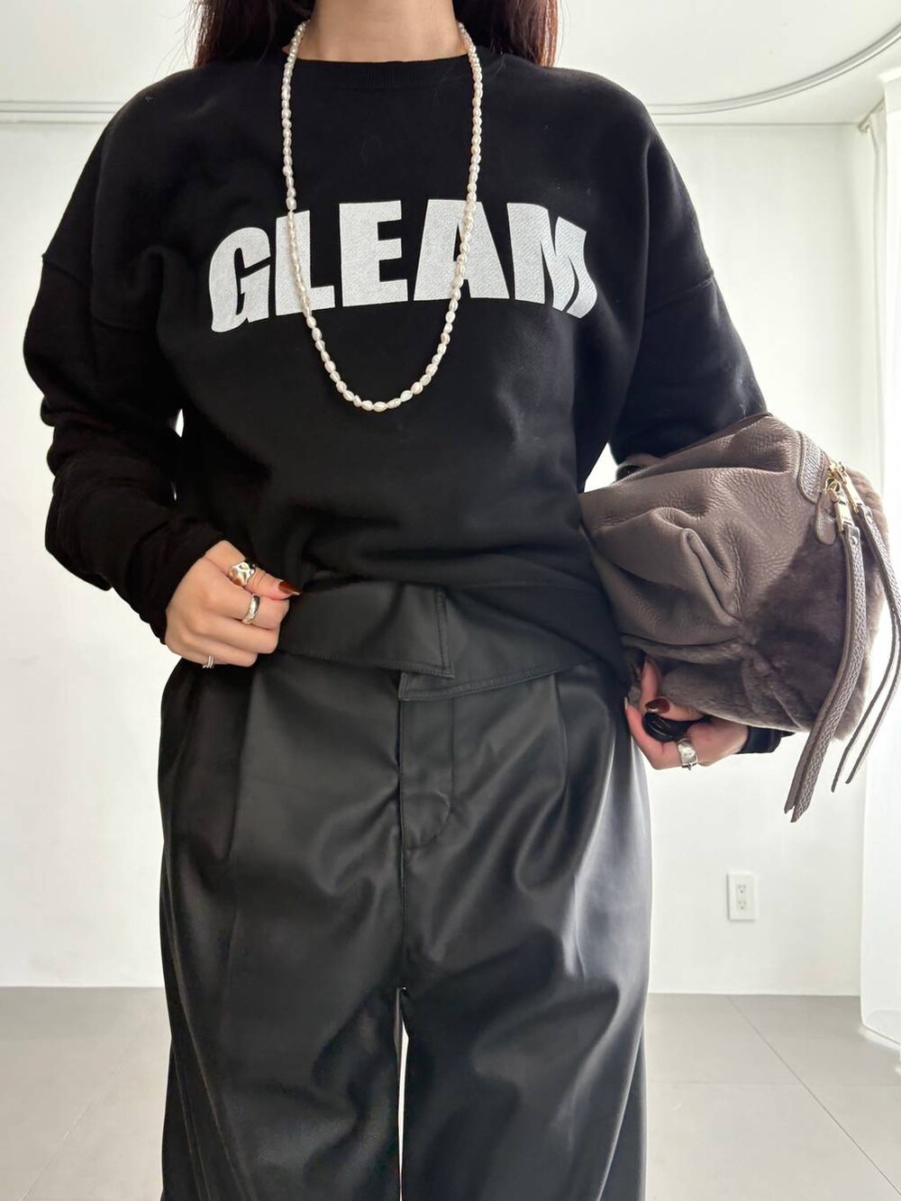 ベージュ系のサンダル、ベージュ系のハンドバッグ、ブラック系のその他パンツを着用したレディースの秋コーディネートの6枚目の写真