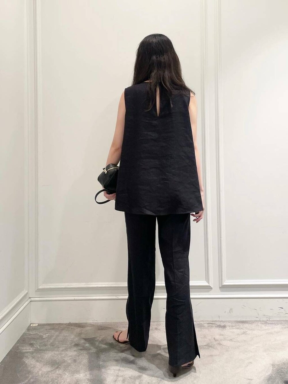 ブラック系のショルダーバッグ、ブラウン系のサンダル、グレー系のシャツ/ブラウスを着用したレディースの夏コーディネートの5枚目の写真