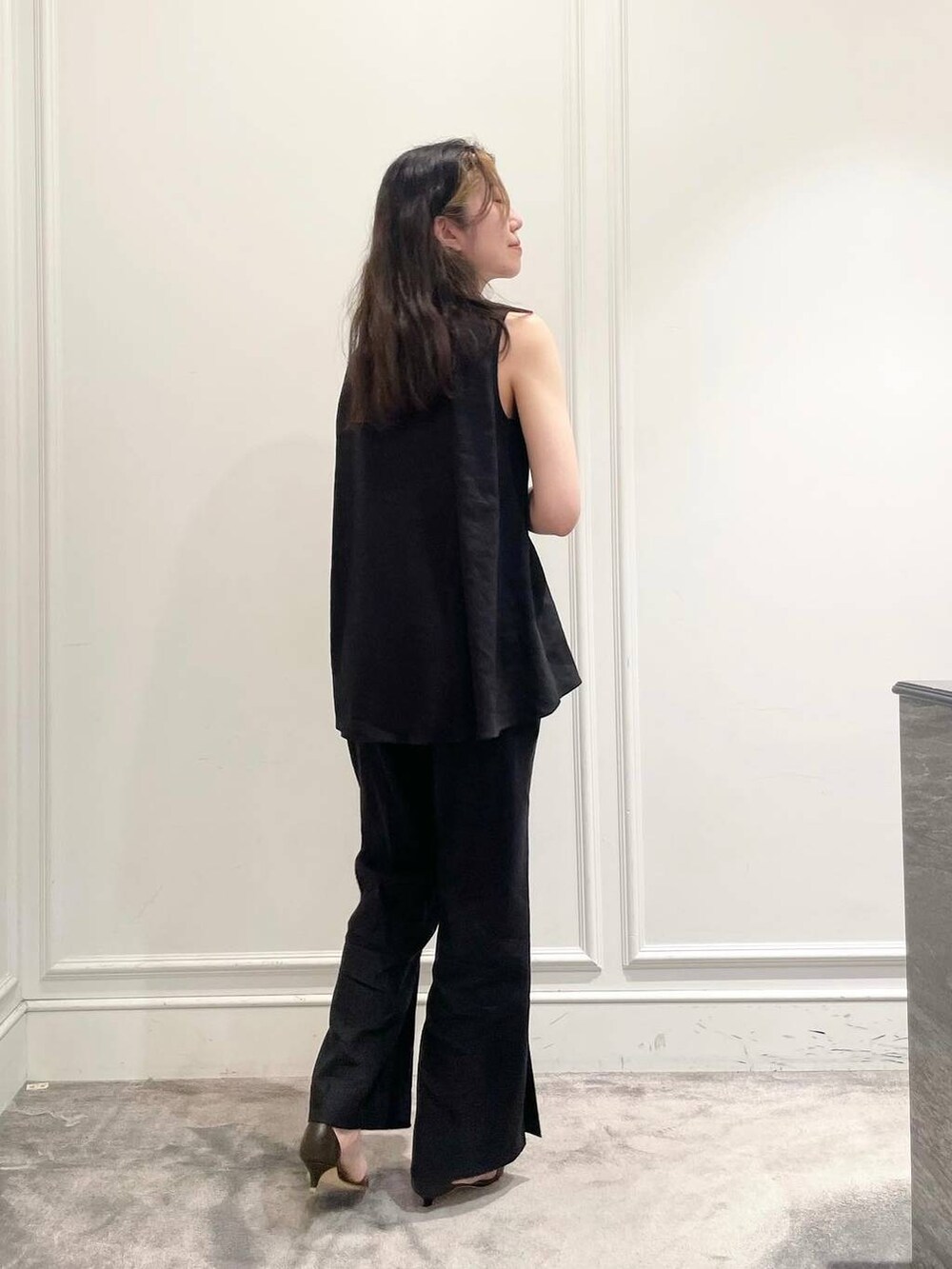 ブラック系のショルダーバッグ、ブラウン系のサンダル、グレー系のシャツ/ブラウスを着用したレディースの夏コーディネートの4枚目の写真