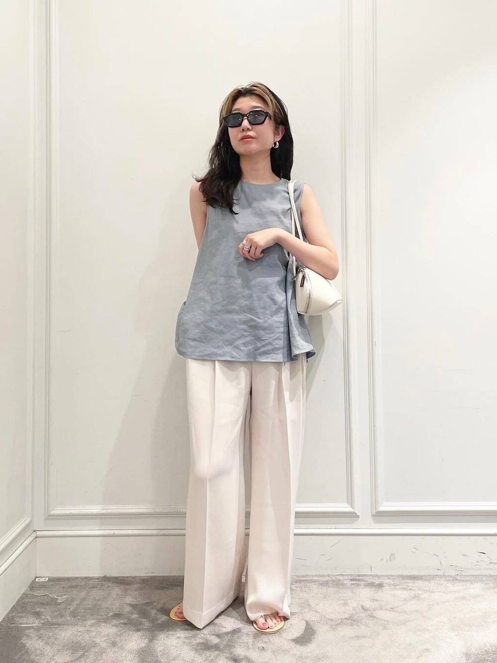 ホワイト系のその他パンツ、シルバー系のサンダル、グリーン系のシャツ/ブラウスを着用したレディースの夏コーディネートの2枚目の写真