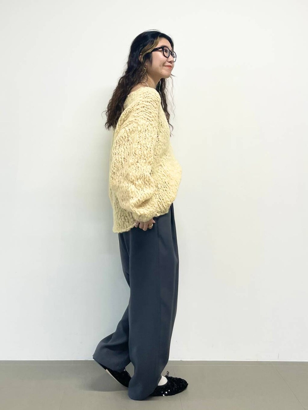 ホワイト系のハンドバッグ、ブラック系のキャミソール、グレー系のその他パンツを着用したレディースの秋コーディネートの4枚目の写真