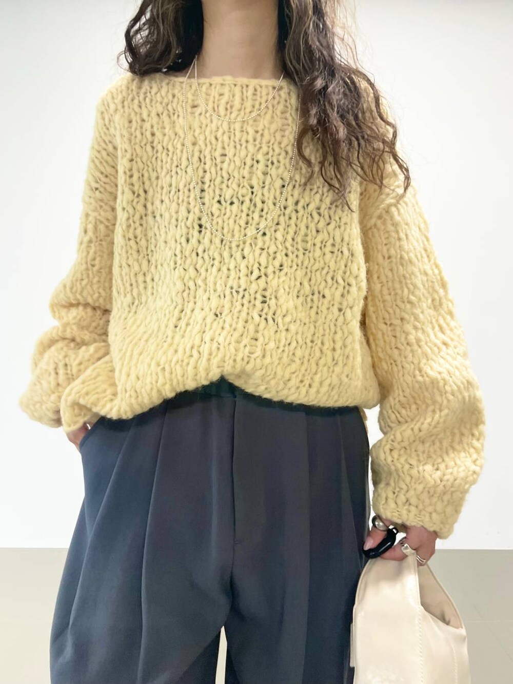 ホワイト系のハンドバッグ、ブラック系のキャミソール、グレー系のその他パンツを着用したレディースの秋コーディネートの6枚目の写真