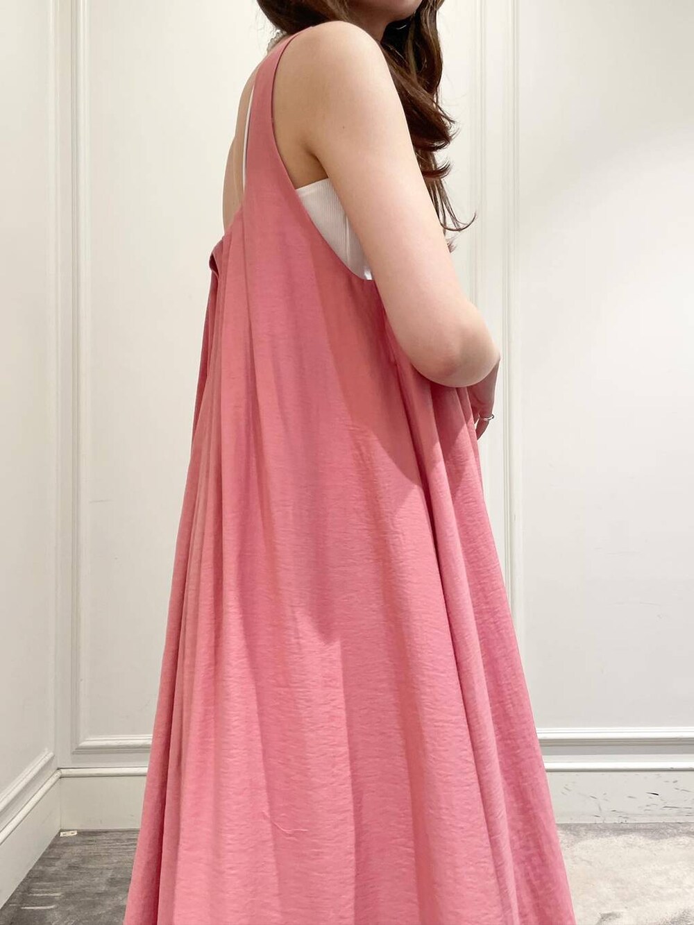 ホワイト系のキャミソール、ピンク系のワンピース、イエロー系のサンダルを着用したレディースの夏コーディネートの7枚目の写真