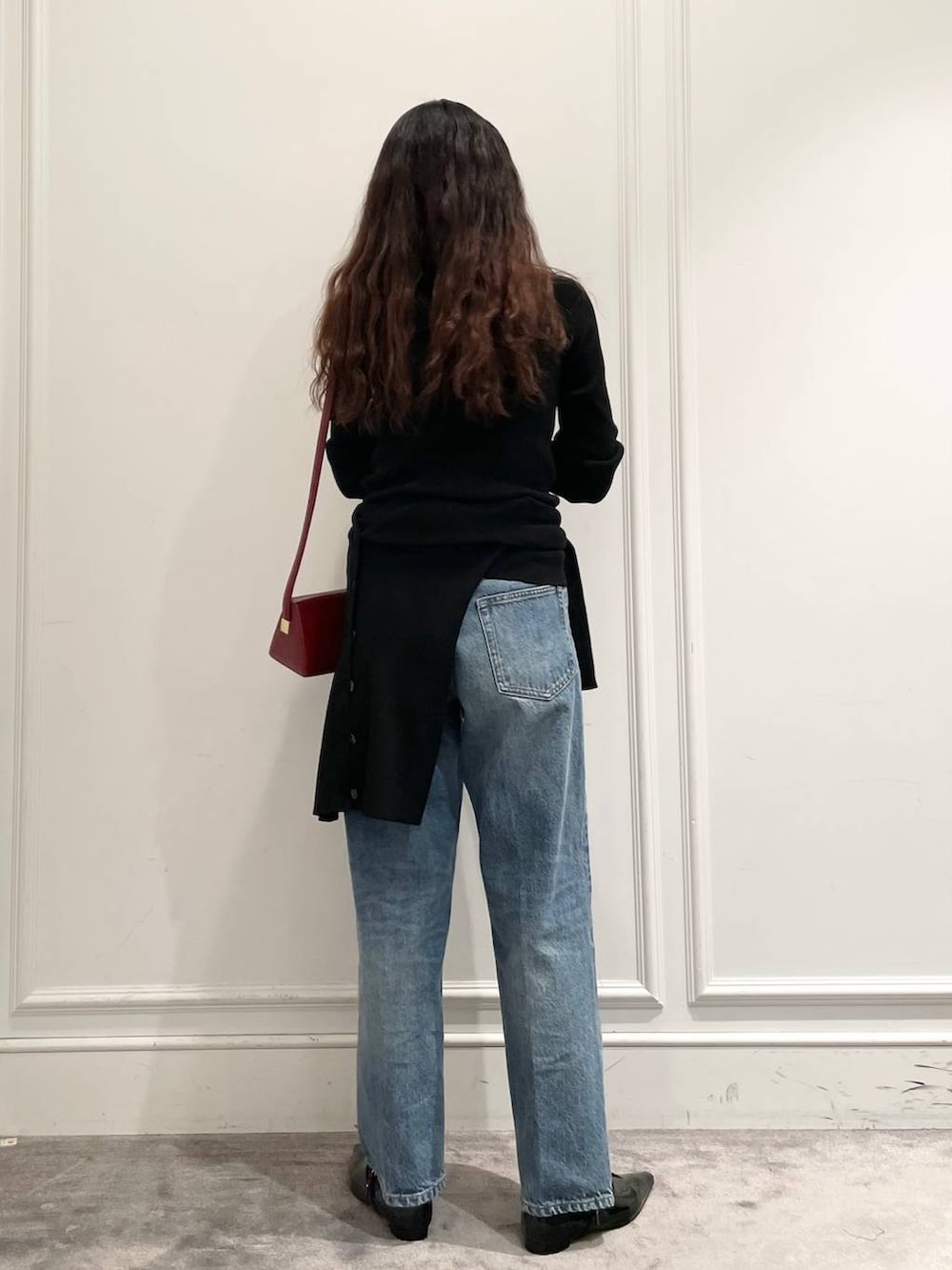 ブルー系のデニムパンツ、ブラック系のニット/セーター、ブラック系のニット/セーターを着用したレディースの冬コーディネートの3枚目の写真