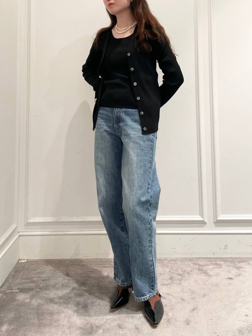 ブルー系のデニムパンツ、ブラック系のニット/セーター、ブラック系のニット/セーターを着用したレディースの冬コーディネートの5枚目の写真