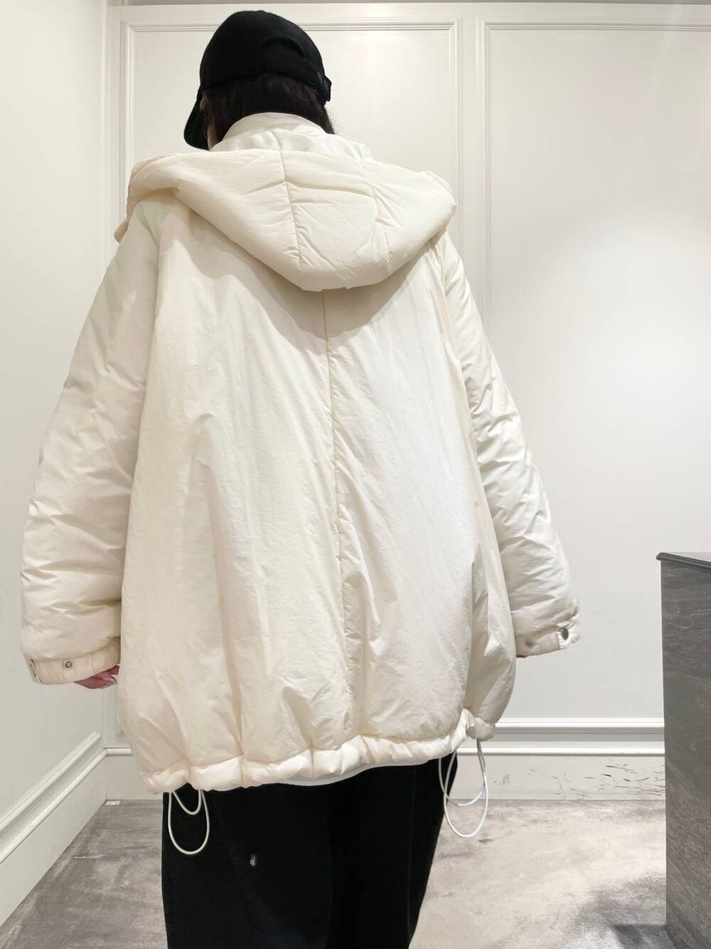 ホワイト系のブルゾン、ホワイト系のシャツ/ブラウス、ブルー系のその他パンツを着用したレディースの冬コーディネートの5枚目の写真