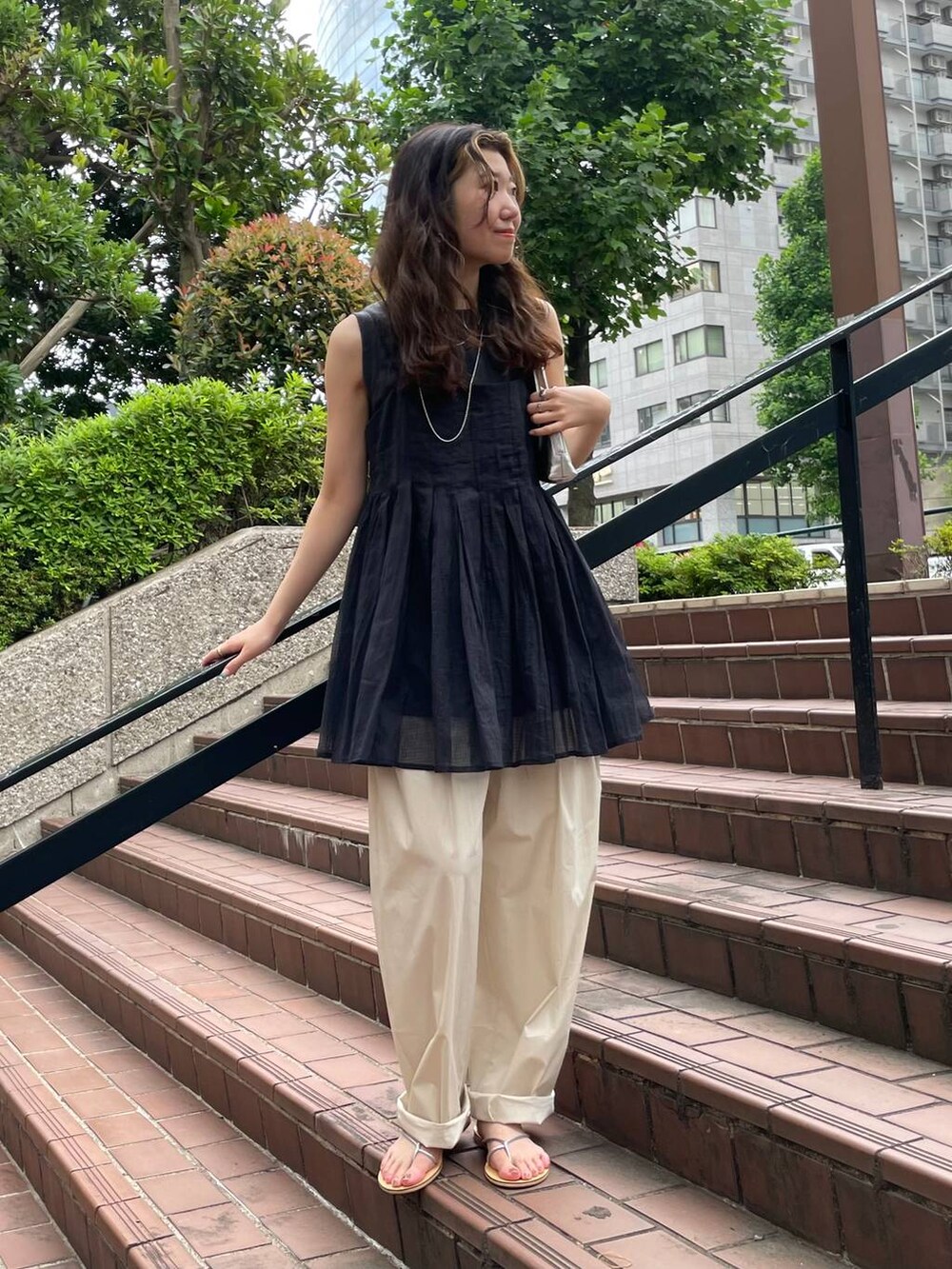 グレー系のタンクトップ、ブラック系のキャミソール、ホワイト系のその他パンツを着用したレディースの夏コーディネートの2枚目の写真