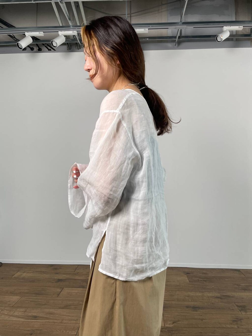 ホワイト系のシャツ/ブラウス、ブラック系のキャミソール、ベージュ系のサンダルを着用したレディースの春コーディネートの9枚目の写真