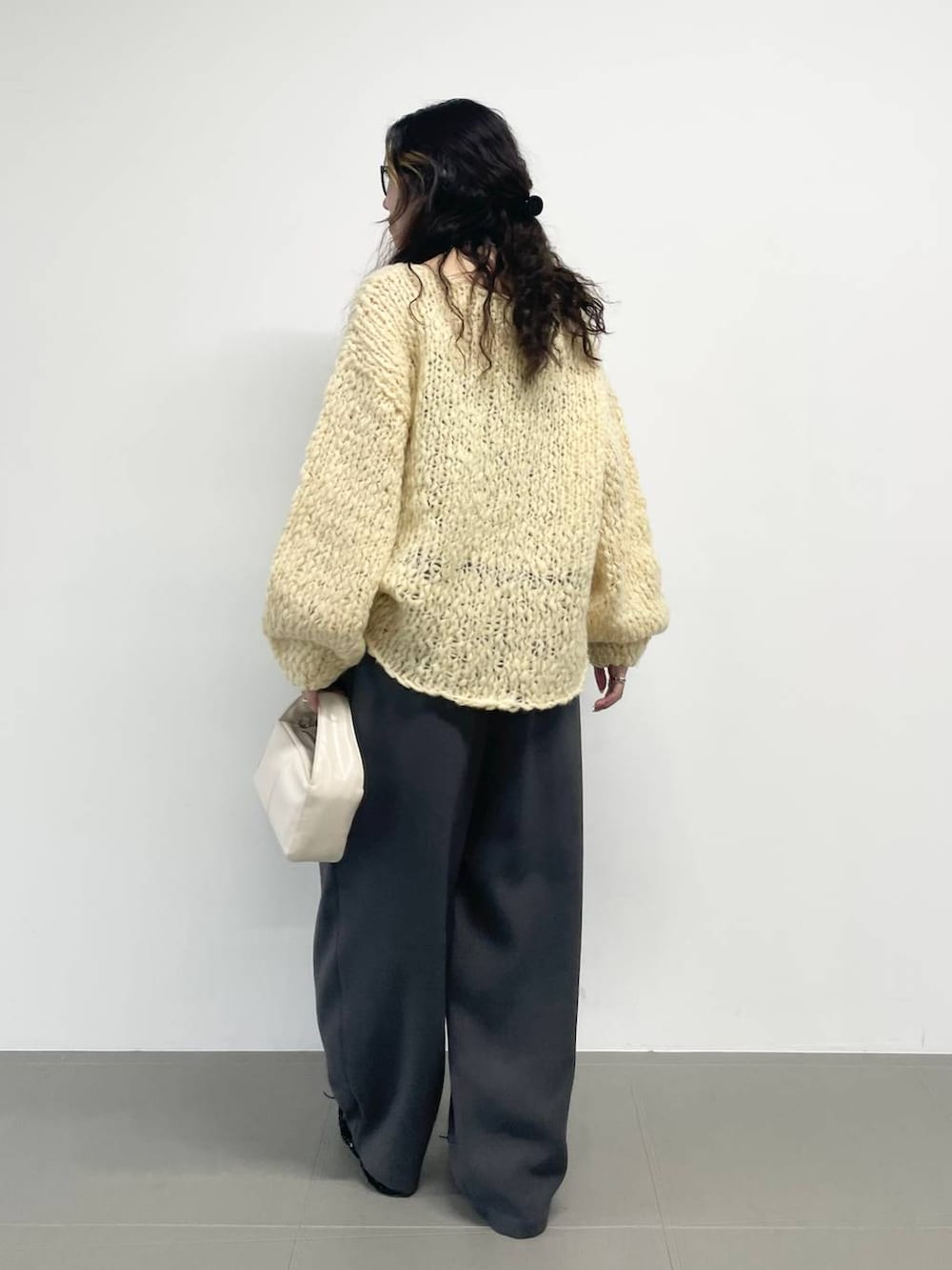 ホワイト系のハンドバッグ、ブラック系のキャミソール、グレー系のその他パンツを着用したレディースの秋コーディネートの3枚目の写真