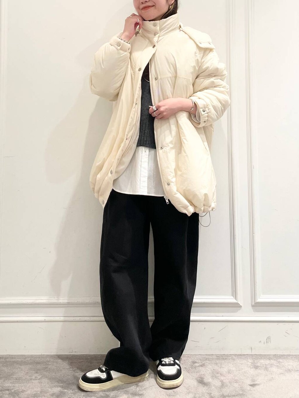 ホワイト系のブルゾン、ホワイト系のシャツ/ブラウス、ブルー系のその他パンツを着用したレディースの冬コーディネートの4枚目の写真