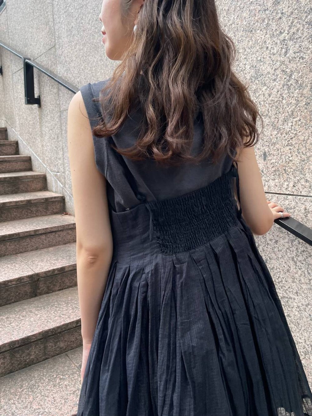 グレー系のタンクトップ、ブラック系のキャミソール、ホワイト系のその他パンツを着用したレディースの夏コーディネートの9枚目の写真