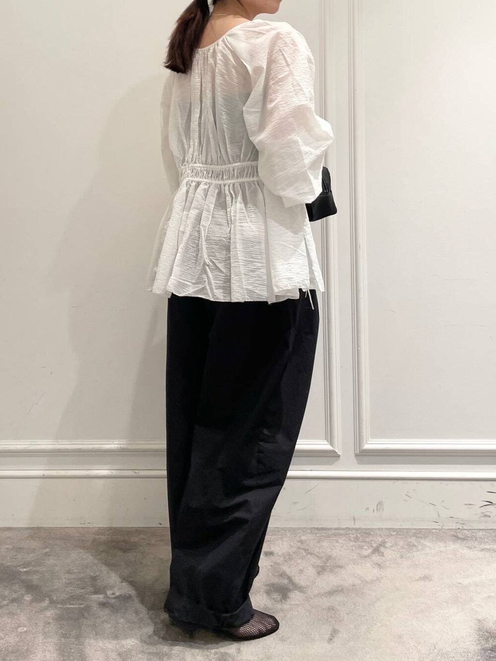 ブラック系のショルダーバッグ、ブラック系のパンプス、ブラック系のキャミソールを着用したレディースの夏コーディネートの3枚目の写真