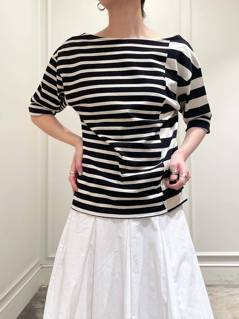 ホワイト系のスカート、その他のTシャツ/カットソー、シルバー系のサンダルを着用したレディースの夏コーディネートの8枚目の写真