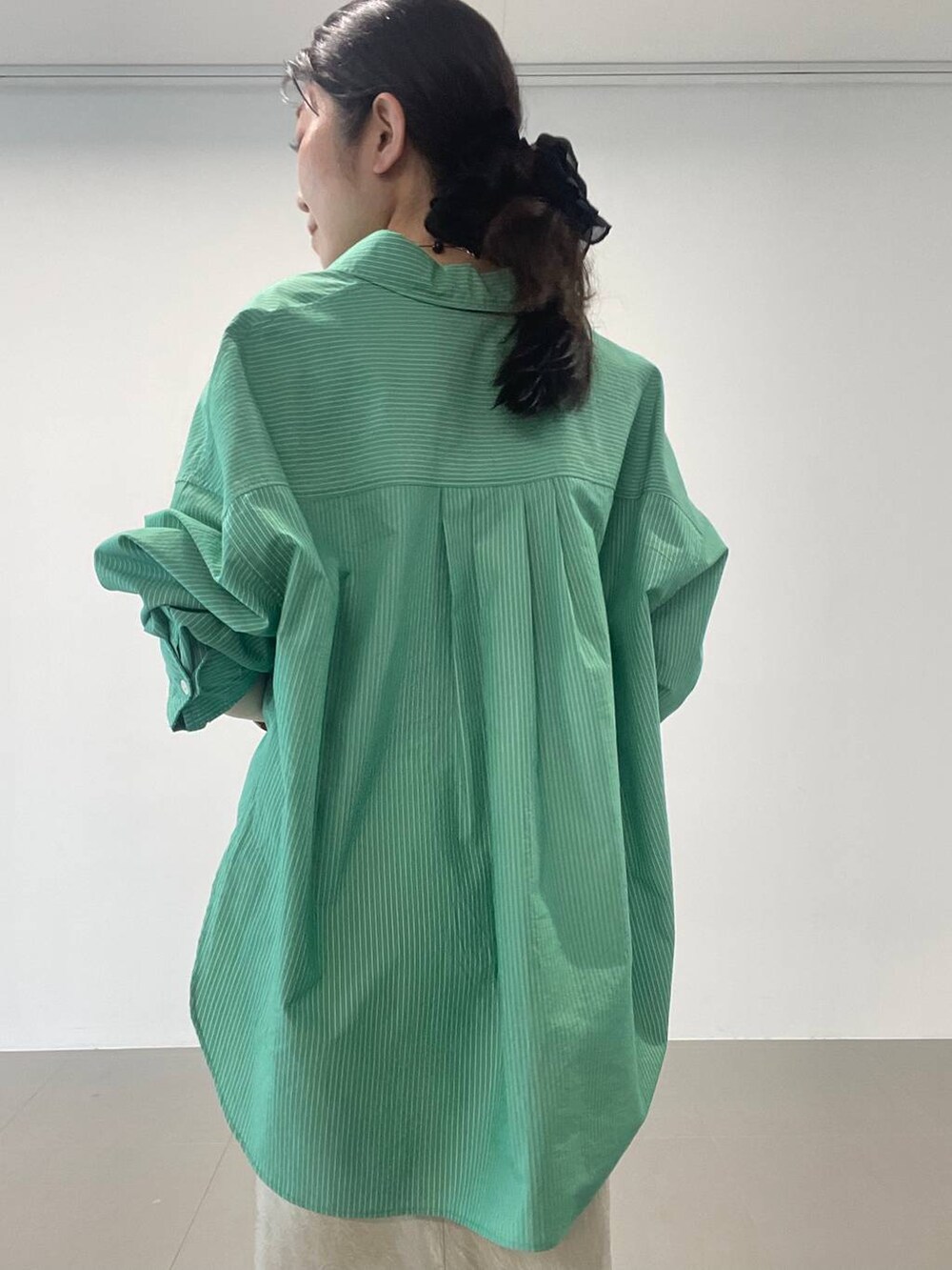 ブラック系のサンダル、ゴールド系のスカート、グリーン系のシャツ/ブラウスを着用したレディースの夏コーディネートの8枚目の写真