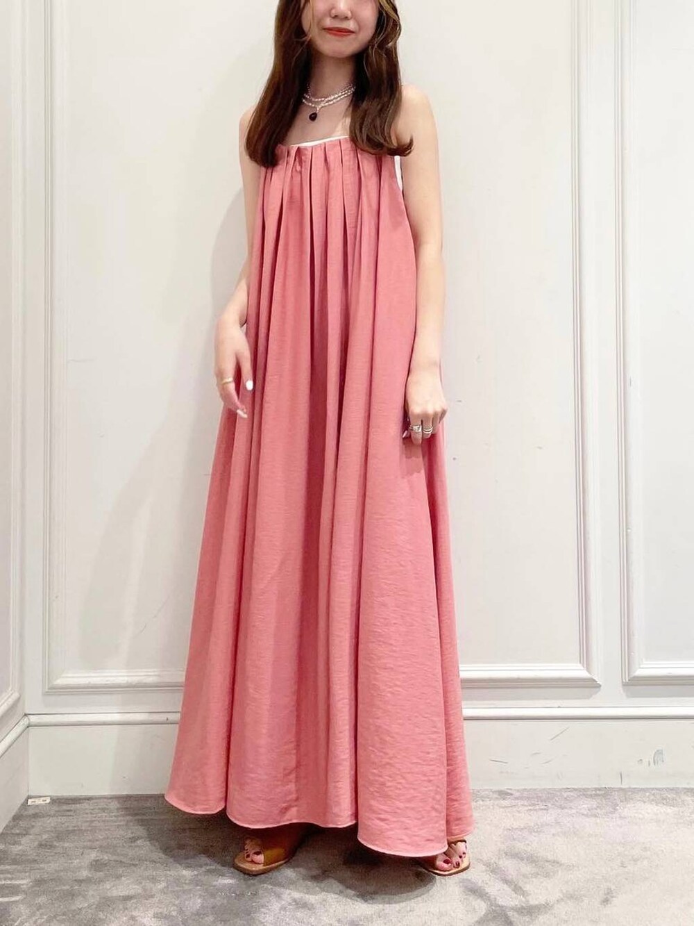 ホワイト系のキャミソール、ピンク系のワンピース、イエロー系のサンダルを着用したレディースの夏コーディネートの2枚目の写真