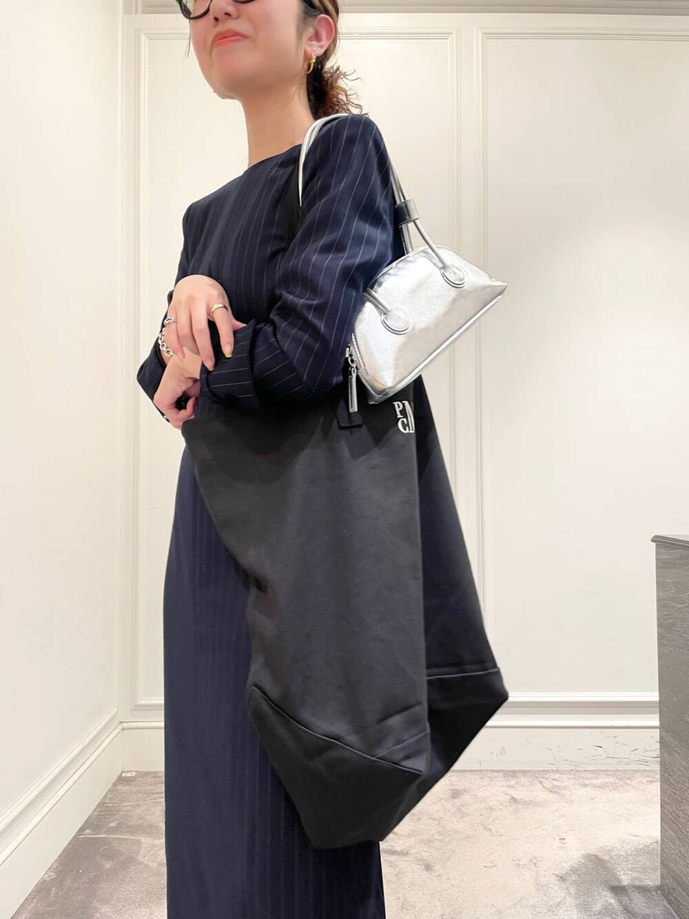 「ベーシック/シンプル、着痩せ・細見え、女子ウケ」｜「BABYLONEの【PARROTT CANVAS】PCMキャンバストート（トートバッグ、ブラック系）」を使った、pocustagramさん（レディース・162cm）の秋コーディネートの6枚目の写真