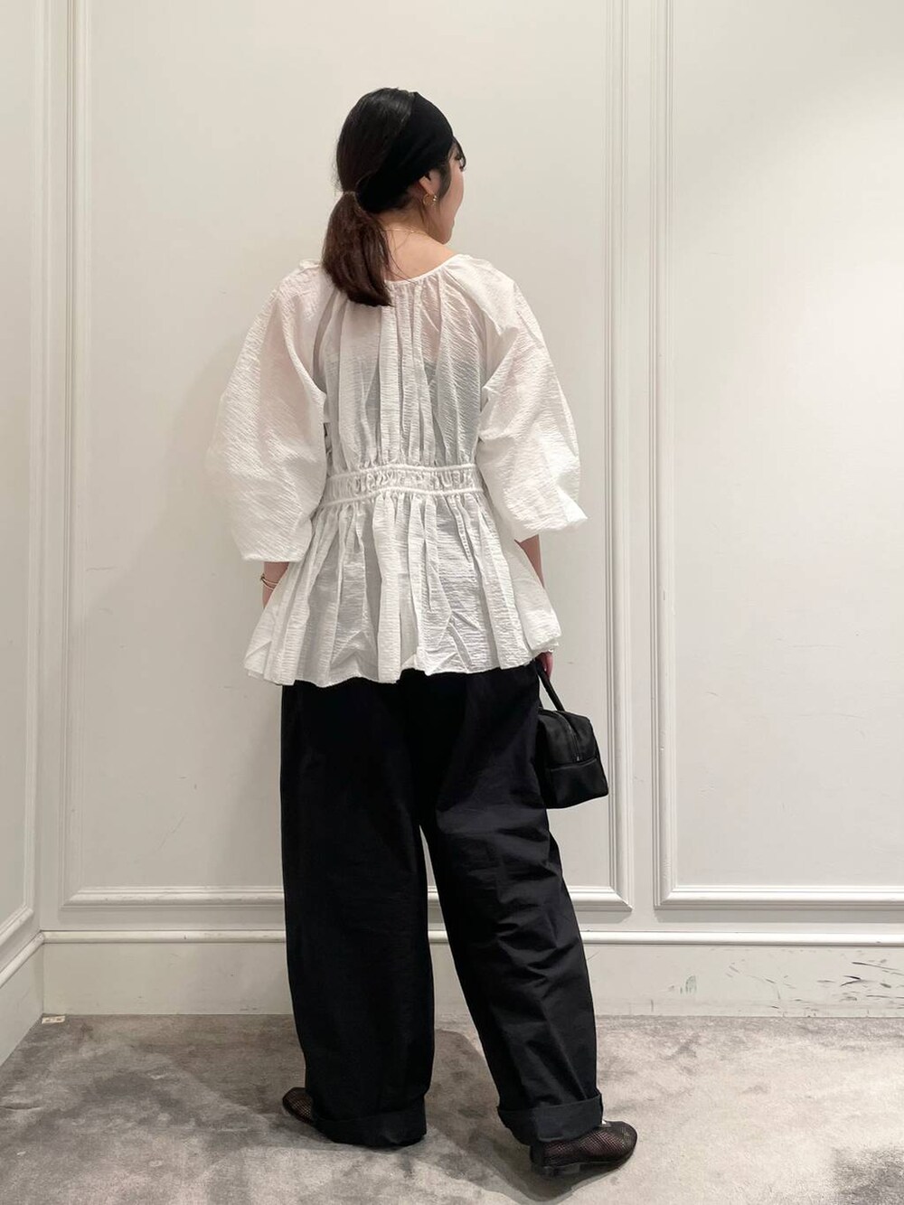 ブラック系のショルダーバッグ、ブラック系のパンプス、ブラック系のキャミソールを着用したレディースの夏コーディネートの4枚目の写真