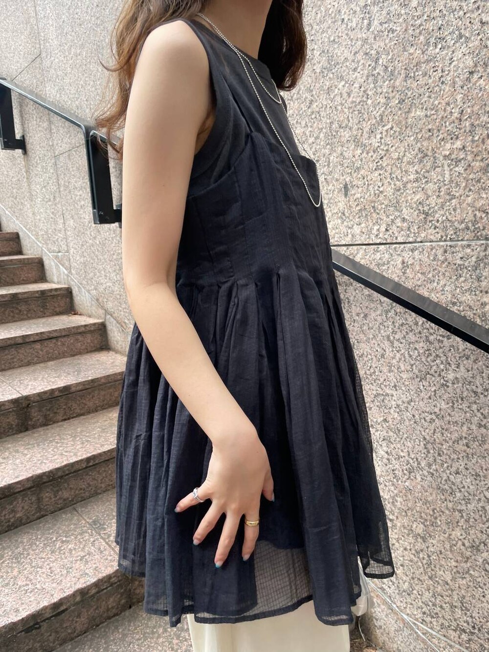 グレー系のタンクトップ、ブラック系のキャミソール、ホワイト系のその他パンツを着用したレディースの夏コーディネートの8枚目の写真