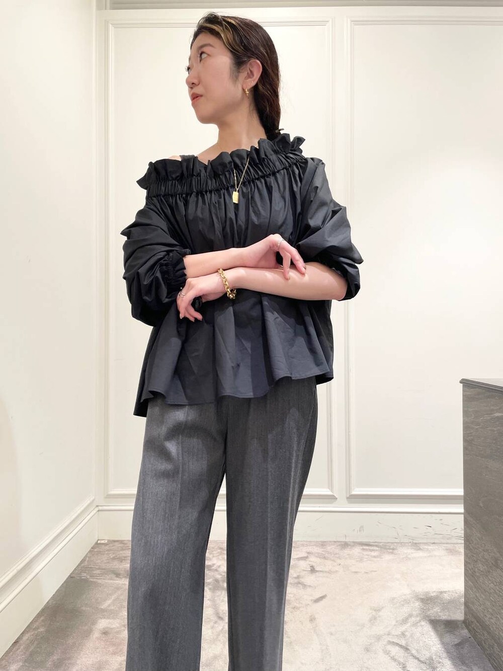 グレー系のその他パンツ、ブラック系のシャツ/ブラウス、ブラウン系のブレスレットを着用したレディースの秋コーディネートの6枚目の写真