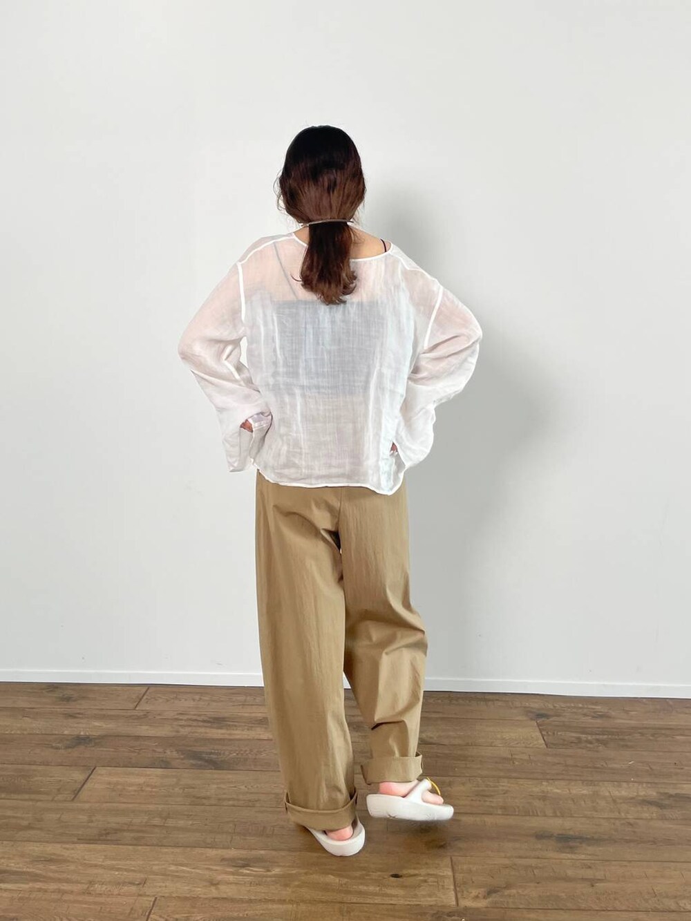 ホワイト系のシャツ/ブラウス、ブラック系のキャミソール、ベージュ系のサンダルを着用したレディースの春コーディネートの5枚目の写真