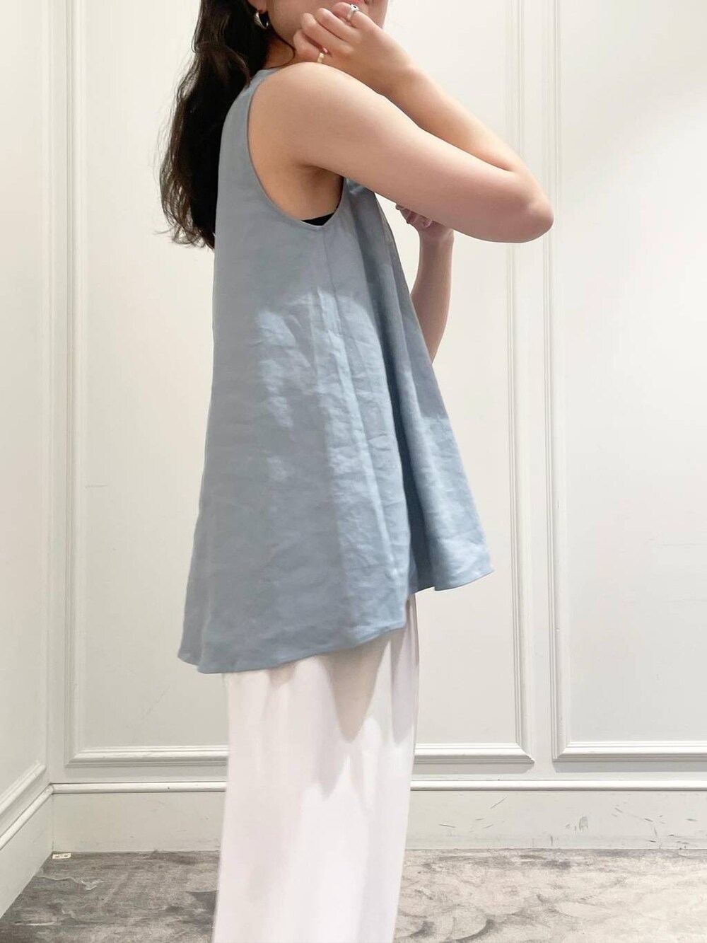 ホワイト系のその他パンツ、シルバー系のサンダル、グリーン系のシャツ/ブラウスを着用したレディースの夏コーディネートの9枚目の写真