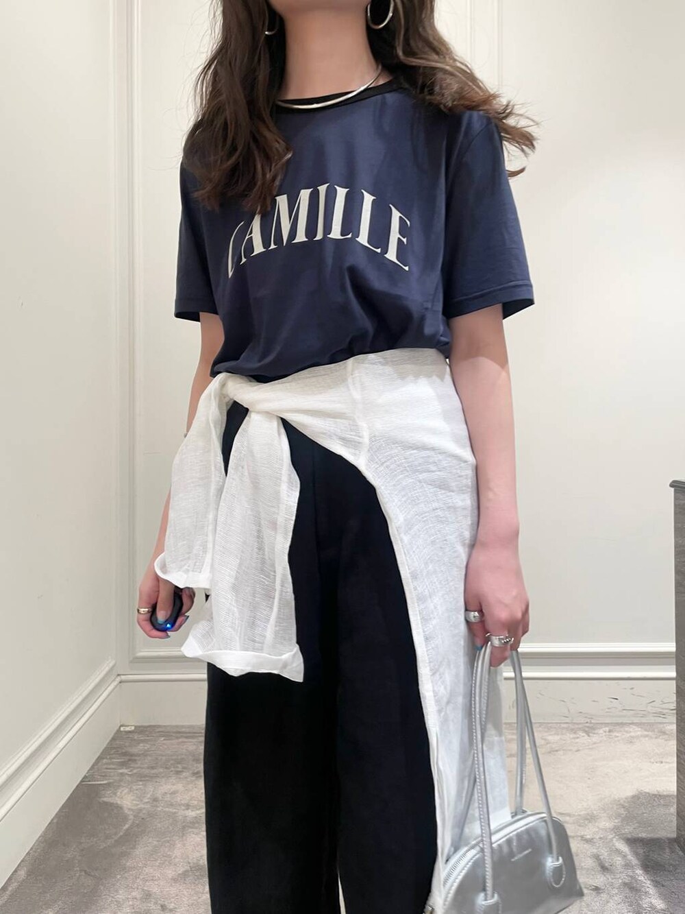 ホワイト系のシャツ/ブラウス、ブラック系のその他パンツ、ブラック系のサンダルを着用したレディースの夏コーディネートの6枚目の写真