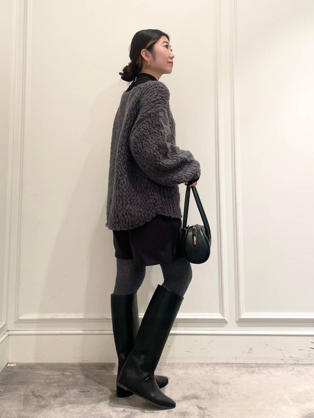 ブラック系のTシャツ/カットソー、グレー系のニット/セーター、グレー系のその他パンツを着用したレディースの冬コーディネートの4枚目の写真