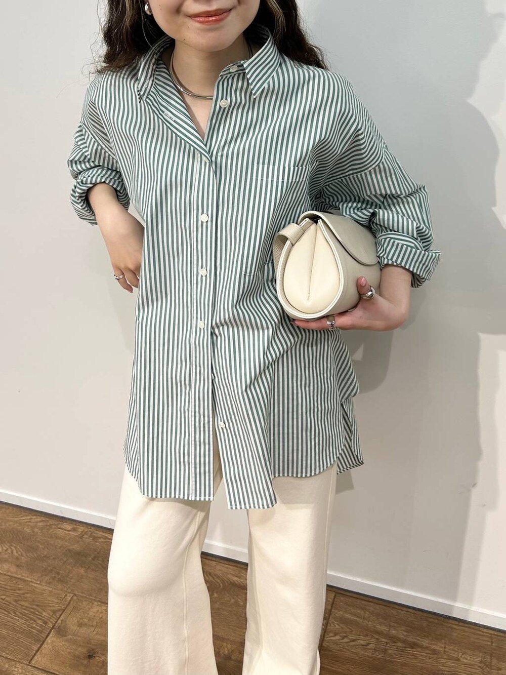 「ベーシック/シンプル、着痩せ・細見え、女子ウケ」｜「AULENTTIの【安田美沙子さんIGLIVE紹介アイテム】【AULENTTI】ショルダーBAG（ショルダーバッグ、ホワイト系）」を使った、pocustagramさん（レディース・162cm）の冬コーディネートの5枚目の写真