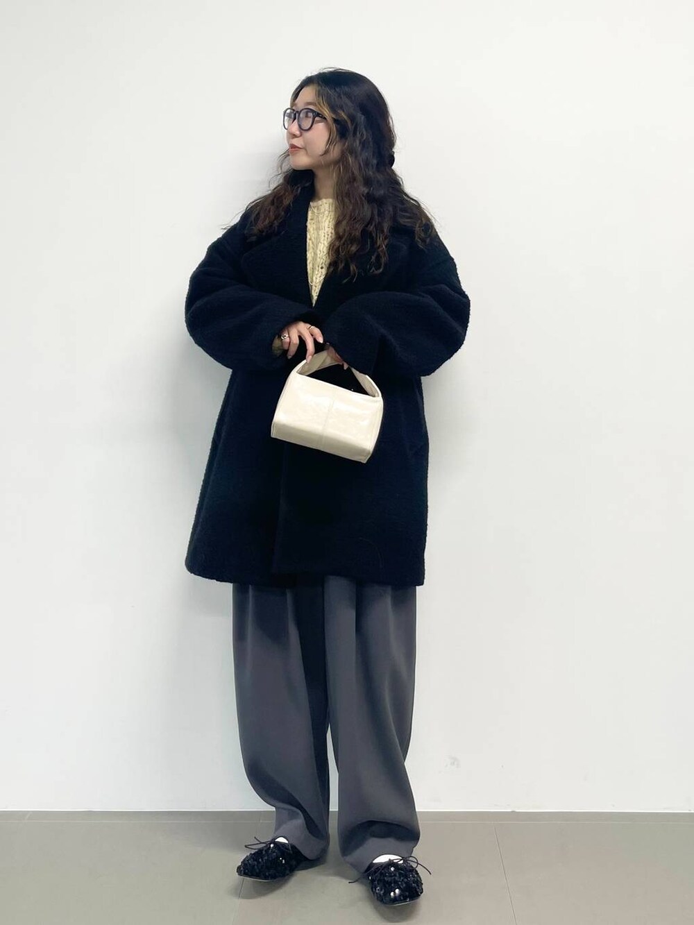 「ベーシック/シンプル、着痩せ・細見え、女子ウケ」|「BRIE LEONの【BRIE LEON】Lucaミニバッグ(ハンドバッグ、ホワイト系)」を使った、pocustagramさん(レディース・162cm)の秋コーディネートの3枚目の写真