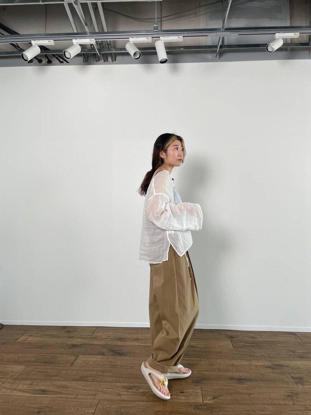 ホワイト系のシャツ/ブラウス、ブラック系のキャミソール、ベージュ系のサンダルを着用したレディースの春コーディネートの4枚目の写真