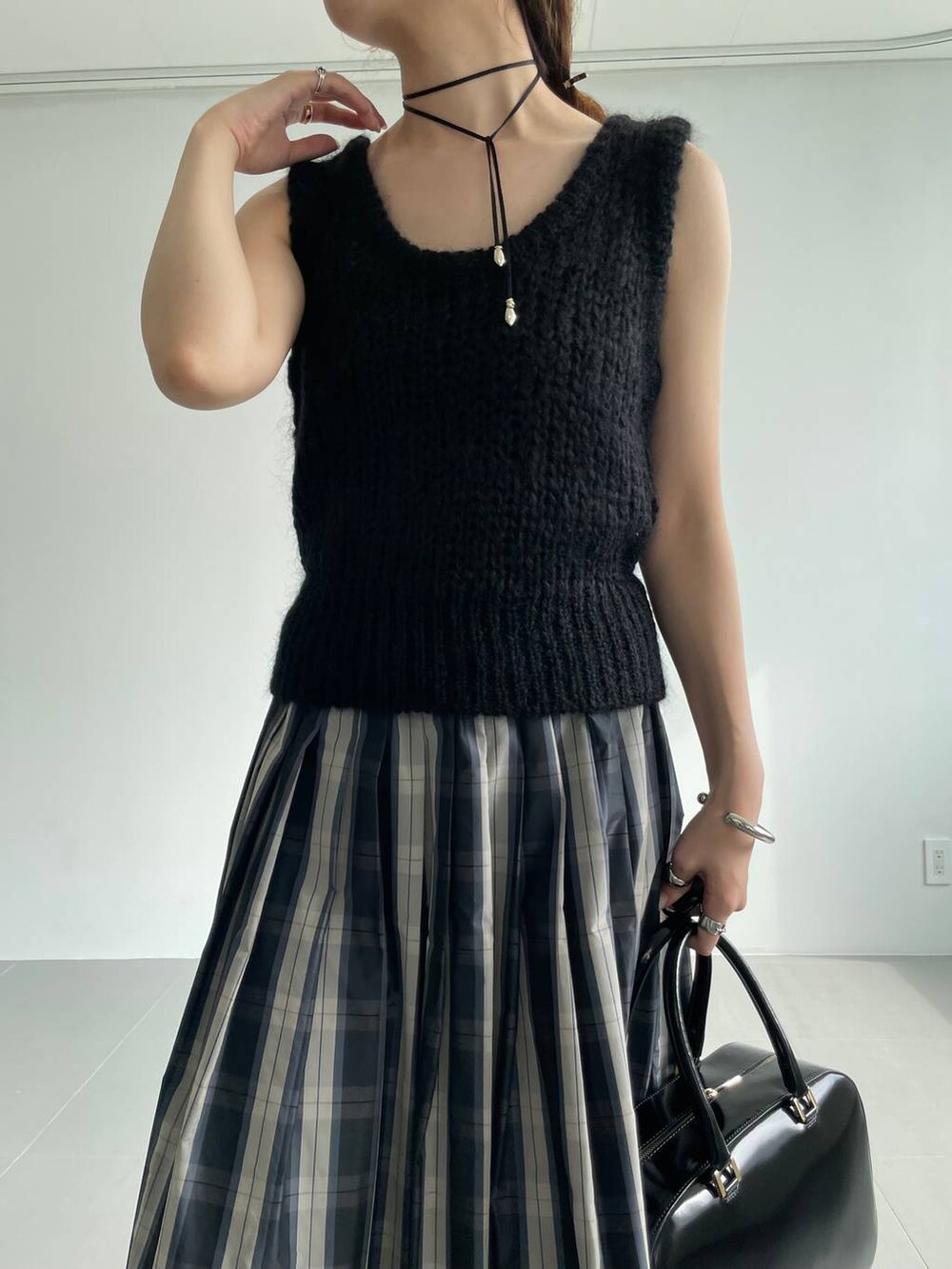 「ベーシック/シンプル、着痩せ・細見え、女子ウケ」|「CHRISTIAN VILLAの【CHRISTIAN VILLA】ミラーカーフボストン(ボストンバッグ、ブラック系)」を使った、pocustagramさん(レディース・162cm)の秋コーディネートの6枚目の写真