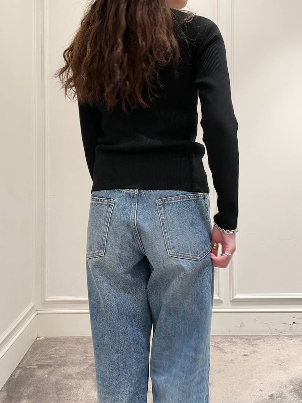 ブルー系のデニムパンツ、ブラック系のニット/セーター、ブラック系のニット/セーターを着用したレディースの冬コーディネートの8枚目の写真