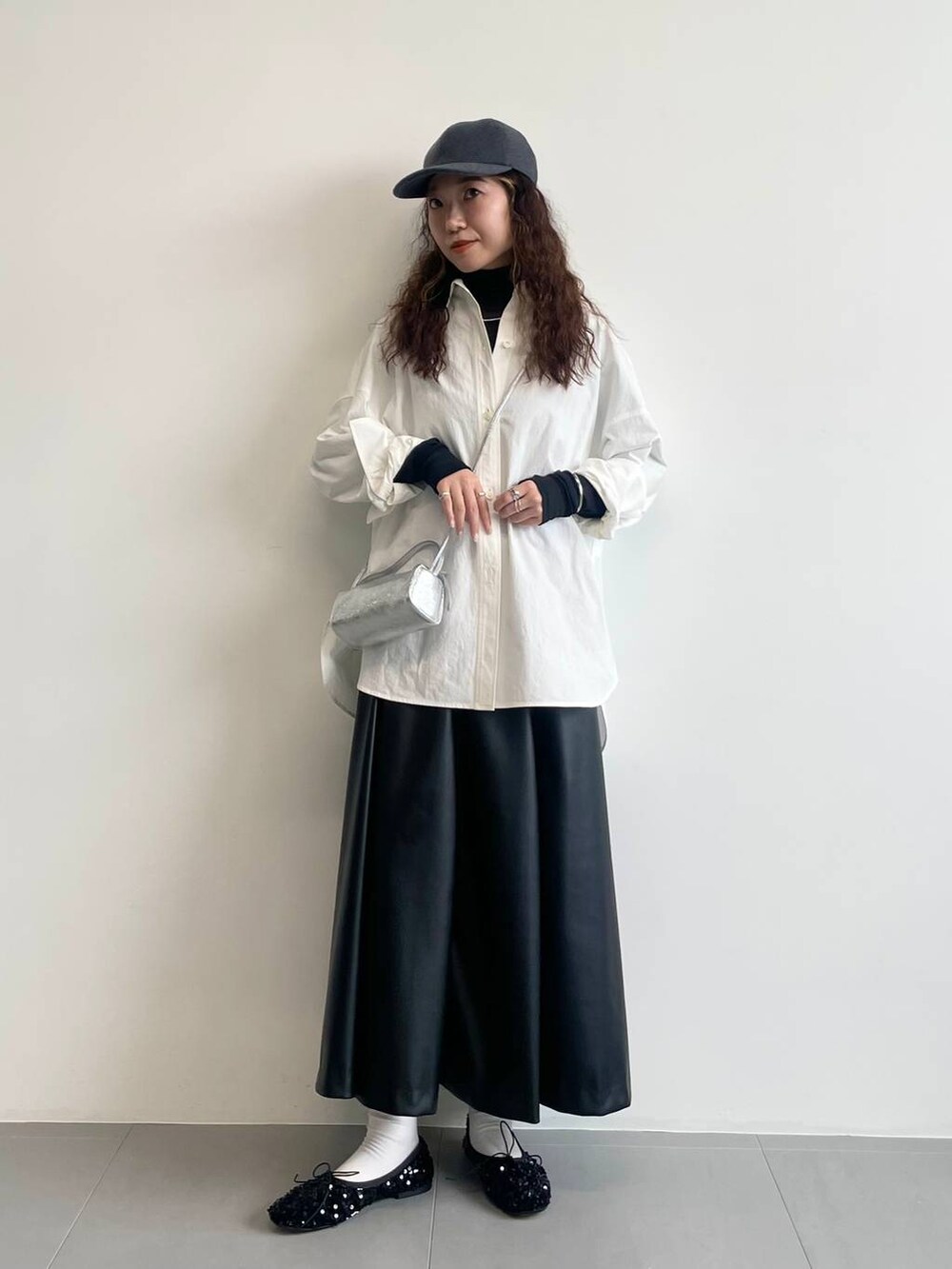 「ベーシック/シンプル、着痩せ・細見え、女子ウケ」｜「BABYLONEの【LA SCAIA】ショルダーmini BAG（ショルダーバッグ、シルバー系）」を使った、pocustagramさん（レディース・162cm）の秋コーディネートの3枚目の写真