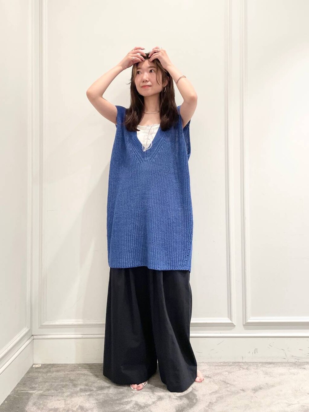 ホワイト系のキャミソール、ブルー系のニット/セーター、ブルー系のその他パンツを着用したレディースの夏コーディネートの3枚目の写真