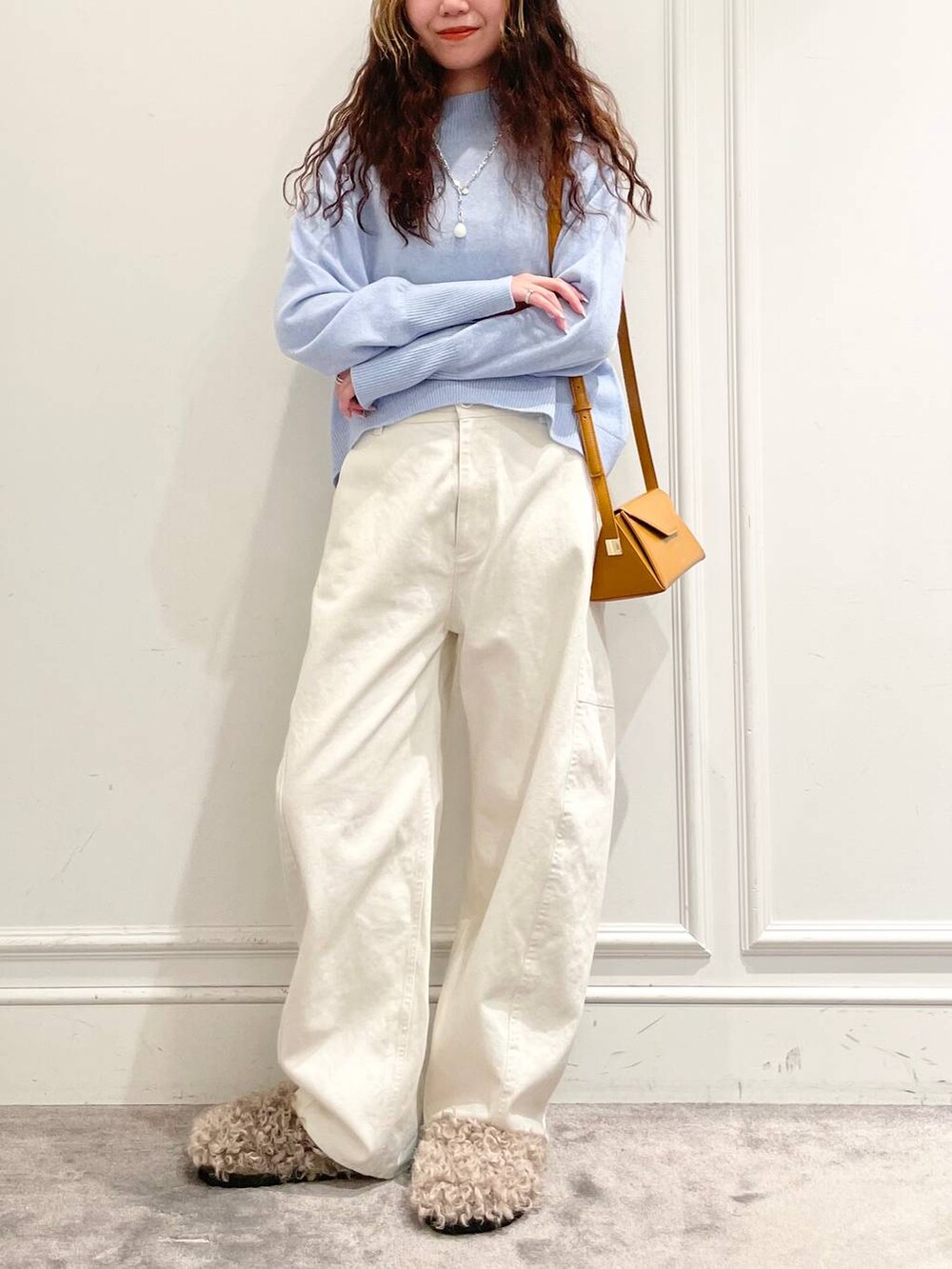 「ベーシック/シンプル、着痩せ・細見え、女子ウケ」｜「BABYLONEのカツラギコクーンパンツ（その他パンツ、ホワイト系）」を使った、pocustagramさん（レディース・162cm）の冬コーディネートの2枚目の写真