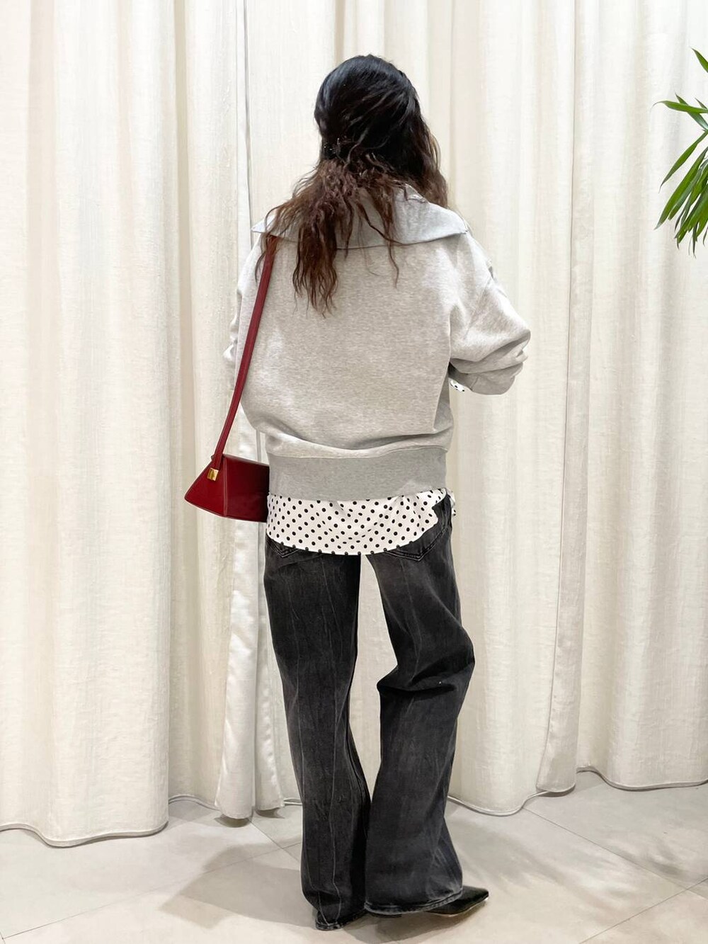 「ベーシック/シンプル、着痩せ・細見え、女子ウケ」｜「BABYLONEの裏毛ハーフジッププルオーバー（スウェット、グレー系）」を使った、pocustagramさん（レディース・162cm）の冬コーディネートの3枚目の写真