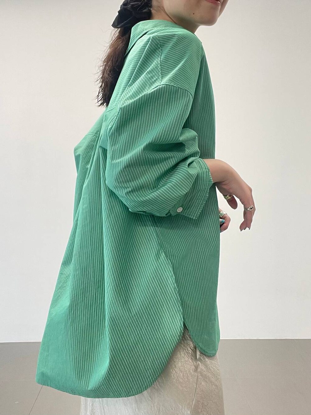 ブラック系のサンダル、ゴールド系のスカート、グリーン系のシャツ/ブラウスを着用したレディースの夏コーディネートの7枚目の写真