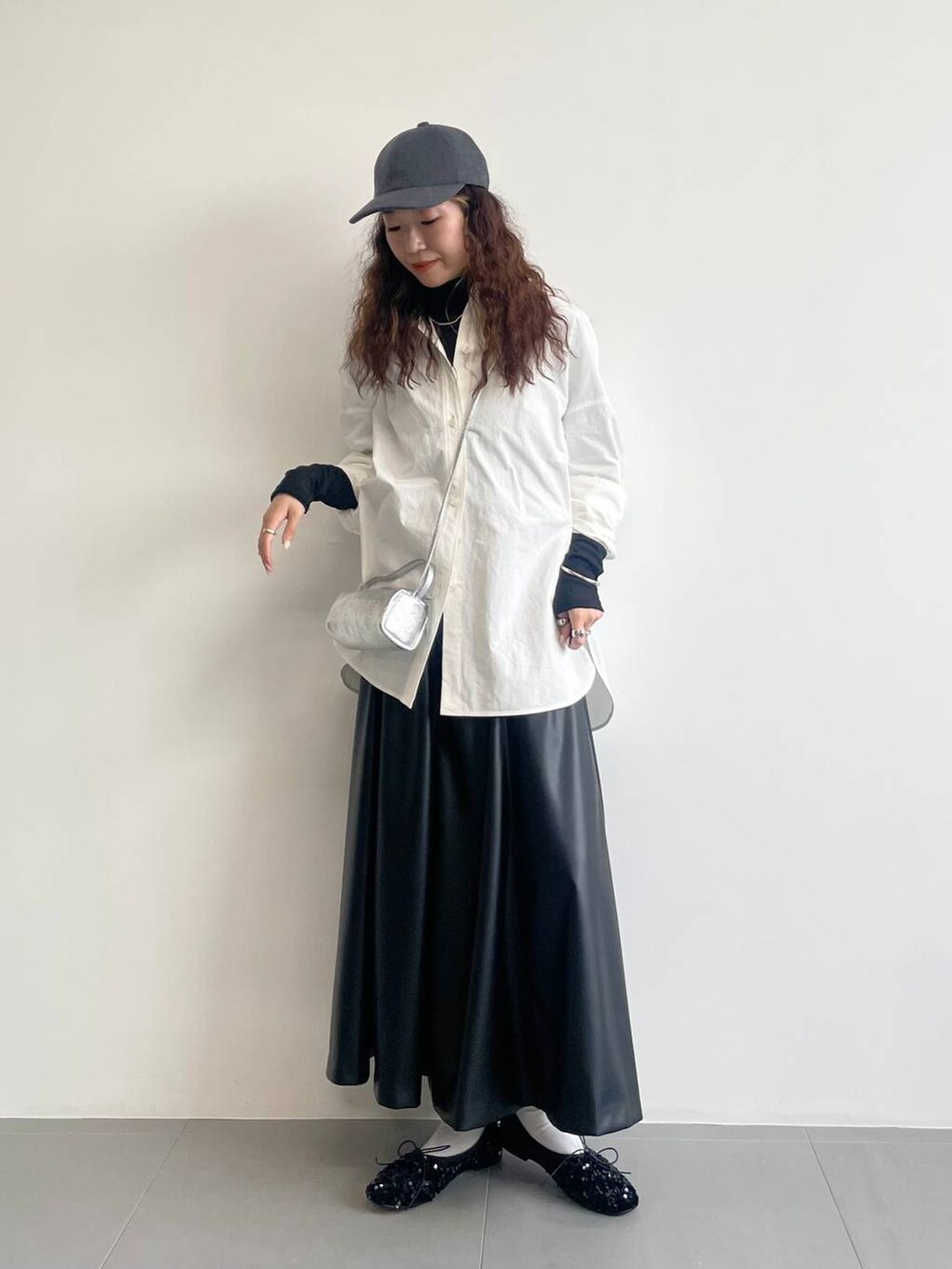 「ベーシック/シンプル、着痩せ・細見え、女子ウケ」｜「BABYLONEの【LA SCAIA】ショルダーmini BAG（ショルダーバッグ、シルバー系）」を使った、pocustagramさん（レディース・162cm）の秋コーディネートの2枚目の写真
