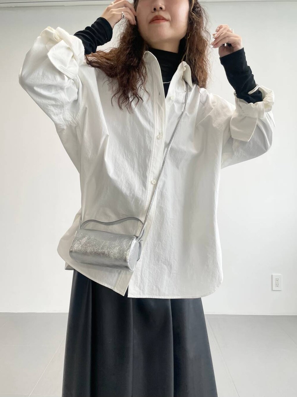 「ベーシック/シンプル、着痩せ・細見え、女子ウケ」｜「BABYLONEの【LA SCAIA】ショルダーmini BAG（ショルダーバッグ、シルバー系）」を使った、pocustagramさん（レディース・162cm）の秋コーディネートの5枚目の写真