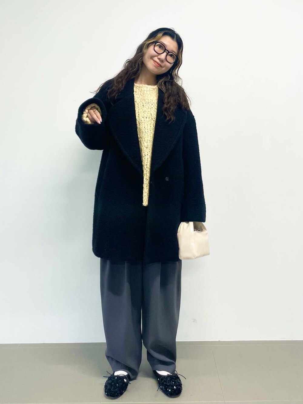 「ベーシック/シンプル、着痩せ・細見え、女子ウケ」|「BRIE LEONの【BRIE LEON】Lucaミニバッグ(ハンドバッグ、ホワイト系)」を使った、pocustagramさん(レディース・162cm)の秋コーディネートの2枚目の写真