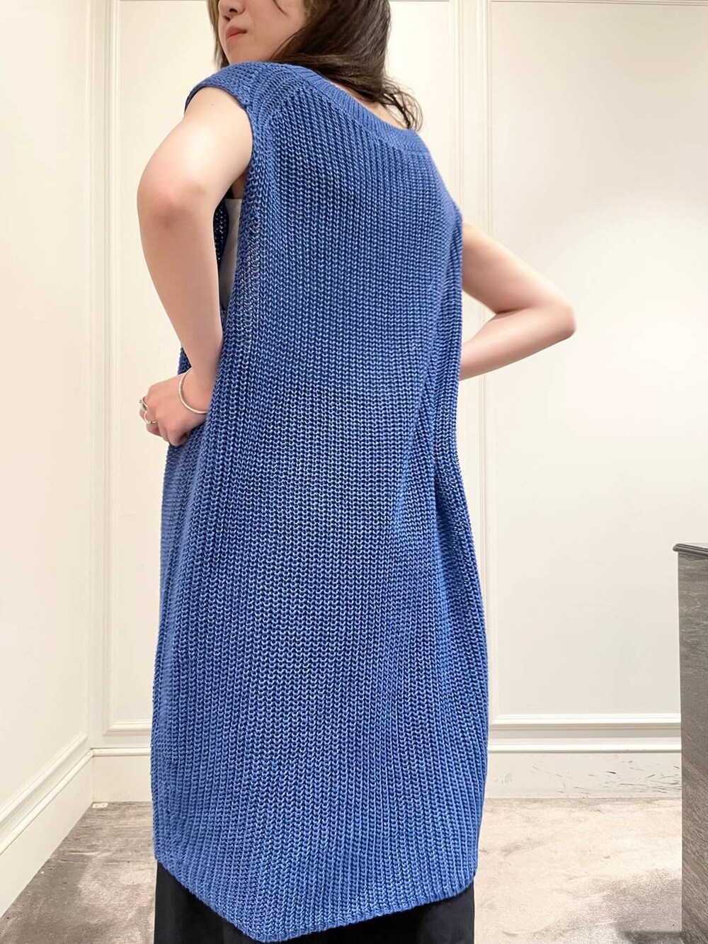 ホワイト系のキャミソール、ブルー系のニット/セーター、ブルー系のその他パンツを着用したレディースの夏コーディネートの8枚目の写真