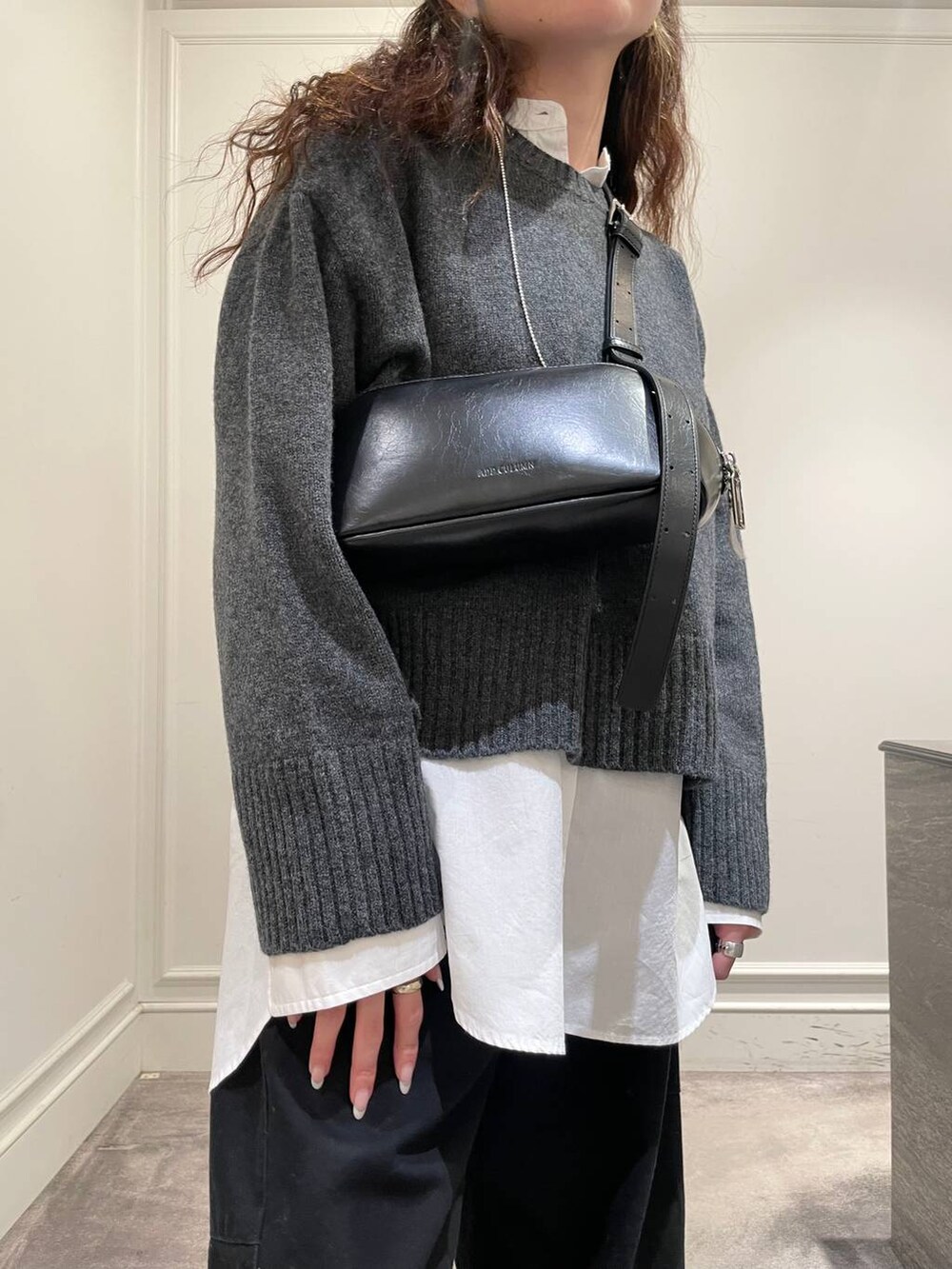 ブルー系のその他パンツ、ホワイト系のシャツ/ブラウス、ブラック系のショルダーバッグを着用したレディースの冬コーディネートの5枚目の写真