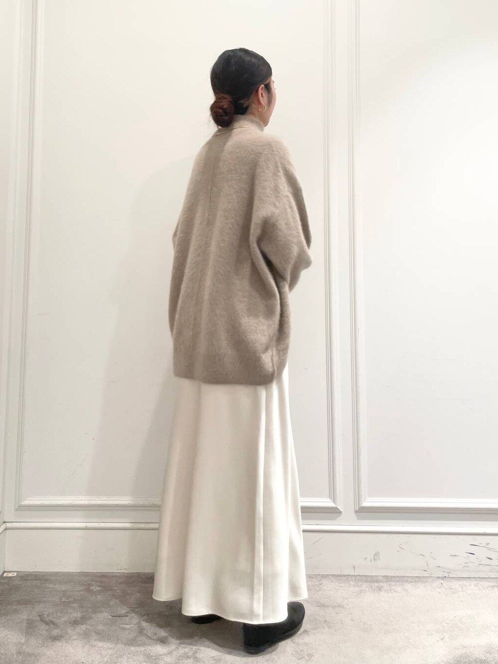 ホワイト系のスカート、ブラウン系のニット/セーターを着用したレディースの冬コーディネートの5枚目の写真