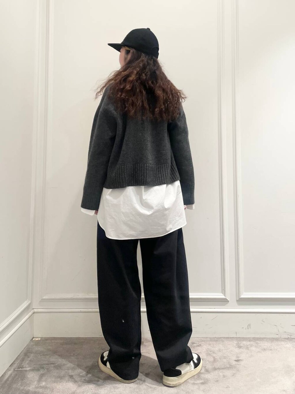 ブルー系のその他パンツ、ホワイト系のシャツ/ブラウス、ブラック系のショルダーバッグを着用したレディースの冬コーディネートの4枚目の写真