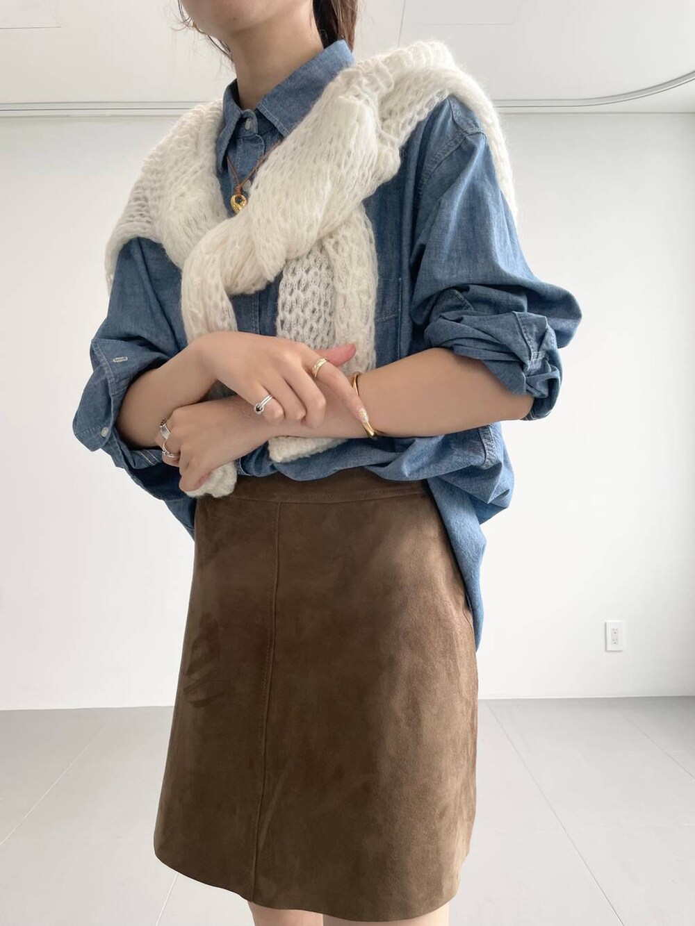 ブルー系のシャツ/ブラウス、ホワイト系のニット/セーター、ベージュ系のスカートを着用したレディースの夏コーディネートの4枚目の写真